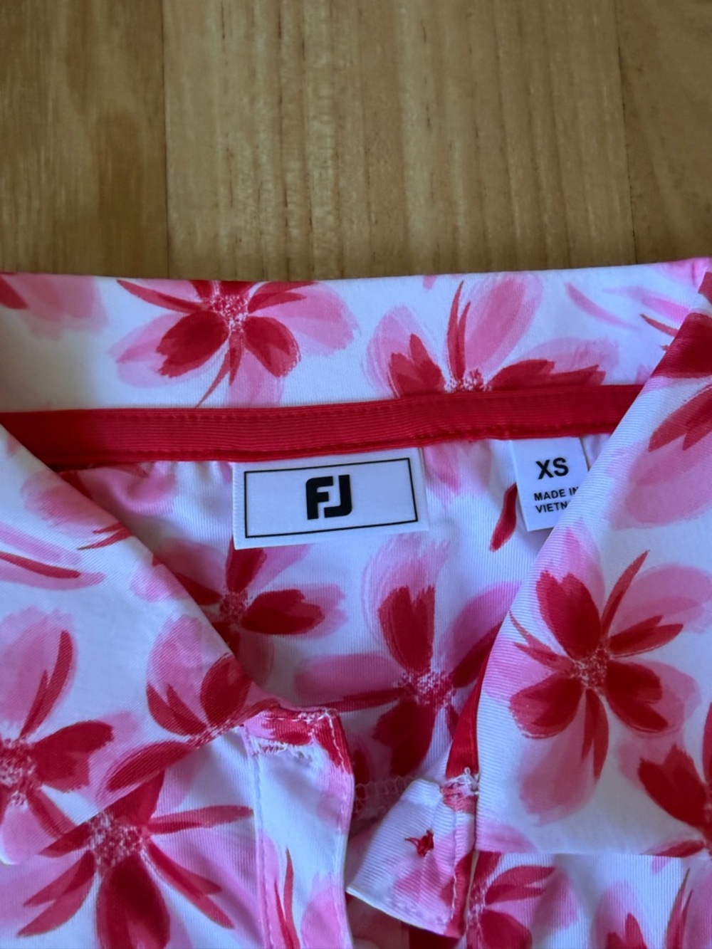 FootJoy NWT women’s cap sleeves floral shirt white red pink size XS super soft - Picture 8 of 8